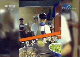 蒙眼操作、旋转飞饼…… 看餐饮界“大能手”的绝活
