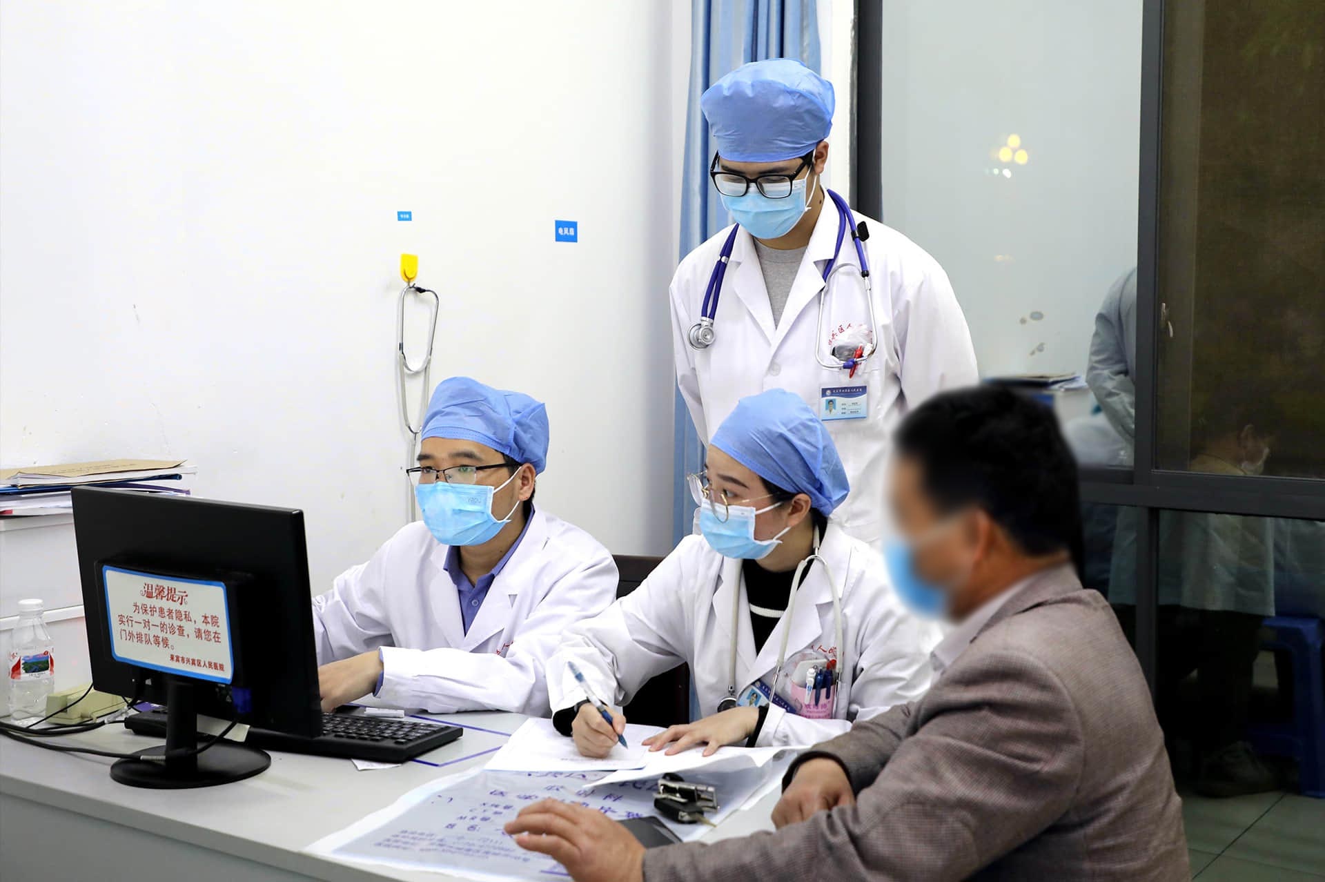 2020年廣西來賓市興賓區人民醫院定向醫學生在代教老師指導下學習。